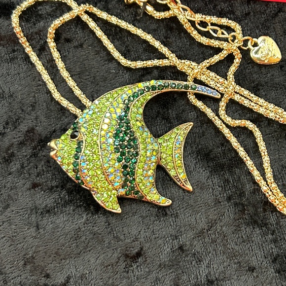 Betsey Johnson Green Tropical Fish Brooch/Pendant Necklace - Picture 5 of 5